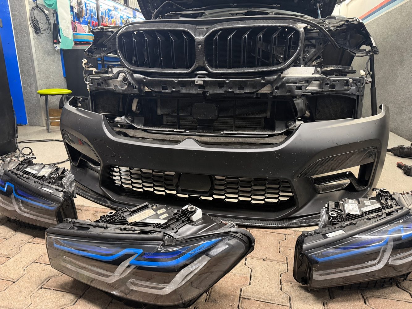 Retrofit reflektorów laserowych BMW M5 F90 — wymiana i kodowanie