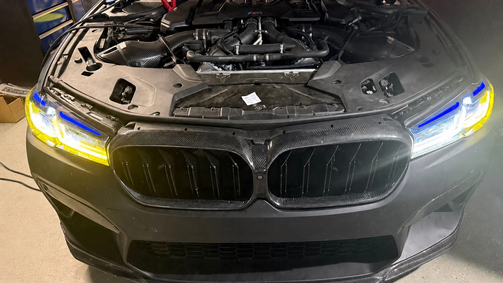 BMW podczas kodowania reflektorów po retroficie w MLAB Rybnik